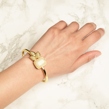 Hand mit Gold Armband